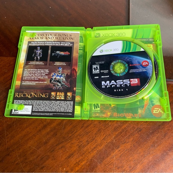 XBOX 360 Mass Effect 3 Dual Disc Video Game - Picture 4 of 7